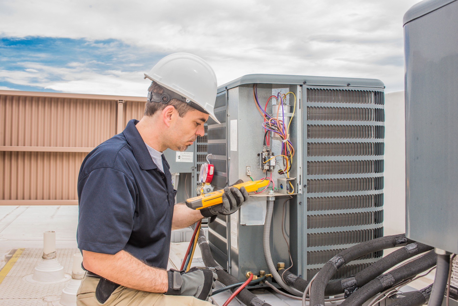 HVAC Tech trabalhando em uma unidade de condensação