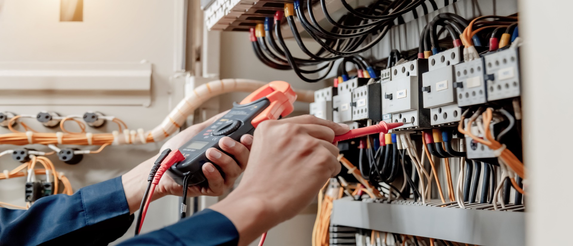 Engenheiro eletricista usa um ultrômetro para testar a instalação elétrica e a linha de energia