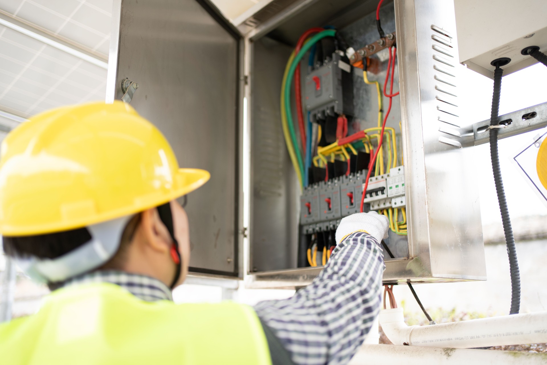 Eletricista verificando a caixa elétrica